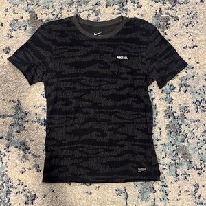 Nike Black and Gray Patterned Men's Tee